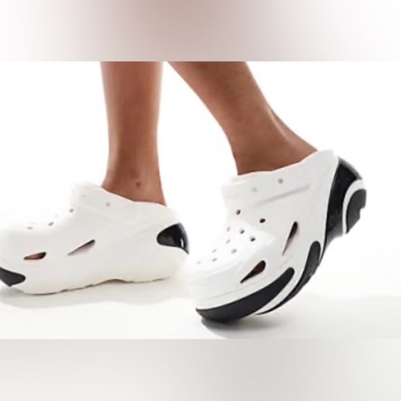✨Host Pick✨Bubble Crocs Classic Clog White M6/W8 - Picture 3 of 7